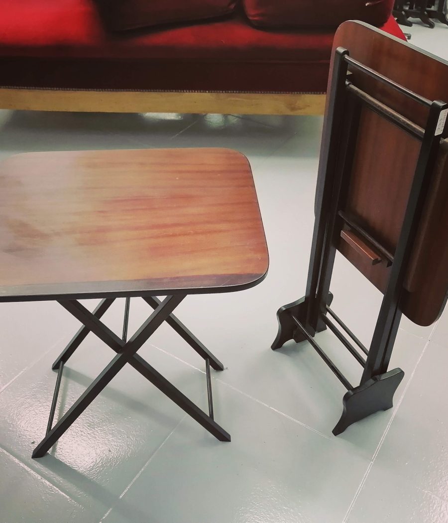 Dos mesas con soporte