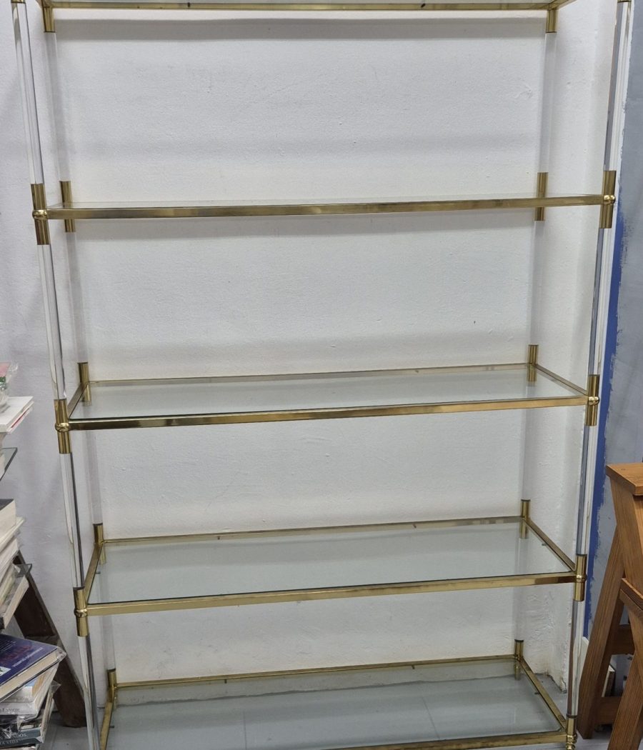 Estantería dorada