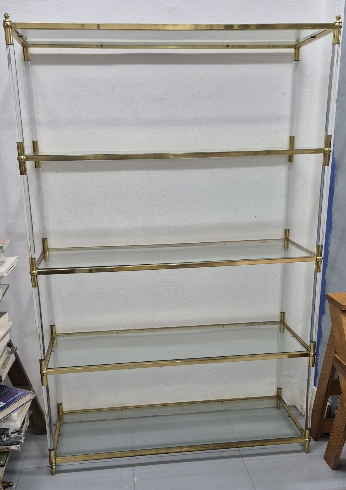 Estantería dorada